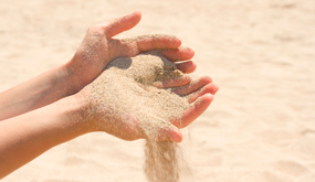 Hände voller Sand