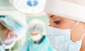 Frau mit Mundschutz in Operationssaal